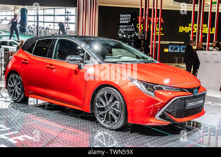 Paris, Frankreich, 03.Oktober, 2018 rot Toyota Corolla Hybrid bei Mondial Paris Motor Show, 12 gen, E210, den der japanische Automobilhersteller Toyota Stockfoto