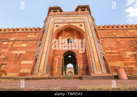 Fatehpur Sikri Haupteingang fort gebaut aus rotem Sandstein mit weißem Marmor Schnitzereien mit langen Steintreppe in Agra Indien. Stockfoto