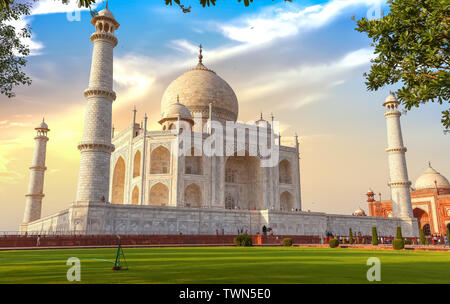 Taj Mahal historischen Marmor Mausoleum bei Sonnenuntergang mit Blick auf die Touristen genießen die Aussicht in Agra, Indien Stockfoto