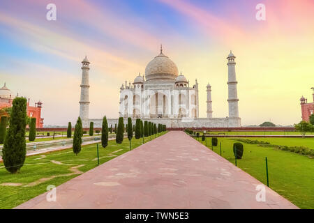 Taj Mahal in Agra Indien bei Sonnenaufgang mit Moody Himmel. Taj Mahal ist ein UNESCO Weltkulturerbe Stockfoto