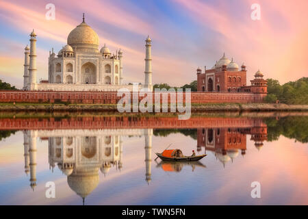 Taj Mahal bei Sonnenuntergang mit Blick auf das Boot auf dem Fluss Yamuna bei Agra Indien. Taj Mahal ist ein UNESCO-Weltkulturerbe und Mughal Architektur Meisterwerk Stockfoto