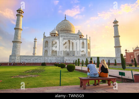 Taj Mahal Sonnenaufgang mit Blick auf die touristische Paar beim romantischen Moment in Agra Indien Stockfoto