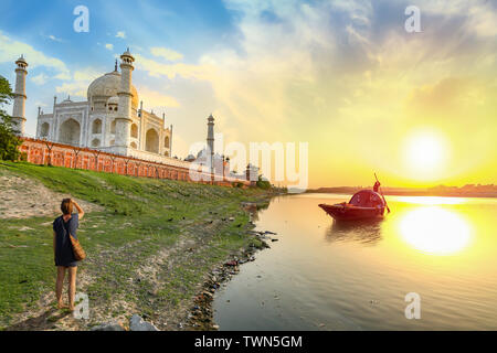 Taj Mahal bei Sonnenuntergang mit Blick auf das Boot auf dem Fluss Yamuna bei Agra Indien. Taj Mahal ist ein UNESCO-Weltkulturerbe und Mughal Architektur Meisterwerk Stockfoto