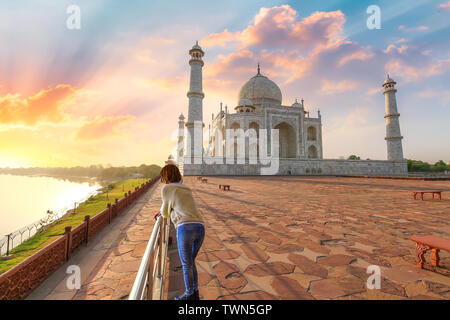 Taj Mahal Agra am Ufer des Flusses Yamuna bei Sonnenuntergang mit weiblichen Touristen genießen die Aussicht Stockfoto