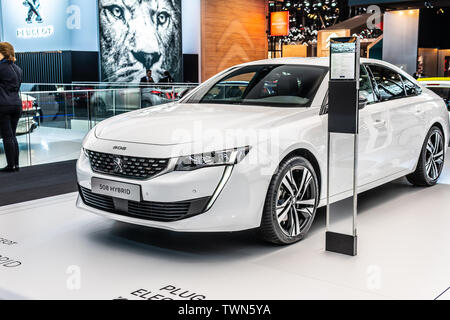 Paris, Frankreich, 05.Oktober, 2018 Netzstecker in allen neuen Peugeot 508 Hybrid bei Mondial Paris Motor Show, 2. Generation, PSA EMP2 von Peugeot produziert Stockfoto