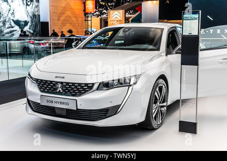 Paris, Frankreich, 05.Oktober, 2018 Netzstecker in allen neuen Peugeot 508 Hybrid bei Mondial Paris Motor Show, 2. Generation, PSA EMP2 von Peugeot produziert Stockfoto