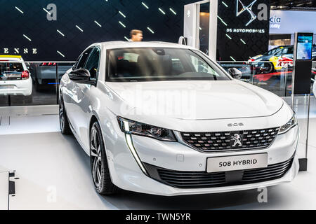 Paris, Frankreich, 05.Oktober, 2018 Netzstecker in allen neuen Peugeot 508 Hybrid bei Mondial Paris Motor Show, 2. Generation, PSA EMP2 von Peugeot produziert Stockfoto