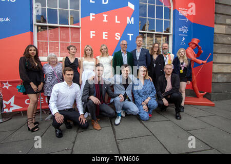 Cast und Crew, darunter die Schauspielerinnen Veronica Clifford, Camilla Rutherford und Tanya Burr, Regisseurin und Schauspielerin, Greta Bellamacina, Produzent und Schauspieler, Robert Montgomery, und Schauspieler, Stanley Elridge, auf ein Foto der Welt Film Premiere von verletzt durch Paradies, bei Filmhouse, Edinburgh, Schottland. Verletzt durch das Paradies ist "eine gekonnt beobachtet Geschichte von Freundschaft und Familie, mit einem erfrischend unaufdringlich Sinn für Humor." Dieses Screening ist Teil der besten britischen Strand an der Edinburgh International Film Festival 2019 (EIFF), d.h. bis zum 30. Juni. Stockfoto