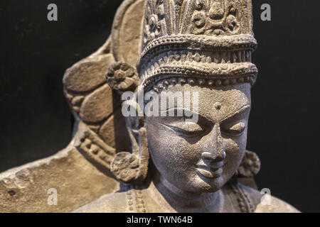 Alten indischen Skulptur von gekrönt Buddha aus Sandstein aus dem fünften Jahrhundert unserer Zeitrechnung Stockfoto