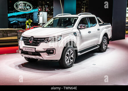 Paris, Frankreich, Oktober 02, 2018: metallic white Renault Alaskan Pickup Truck bei Mondial Paris Motor Show, von Renault produziert Stockfoto