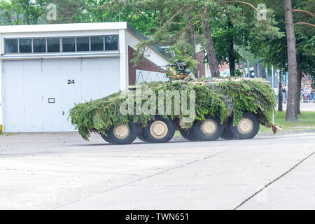 AUGUSTDORF/Deutschland - Juni 15, 2019: Deutsche gepanzerte Fahrzeug GTK Boxer Laufwerke auf eine Taktik, die Demonstration an öffentliche Veranstaltung Tag der Bundesweh Stockfoto