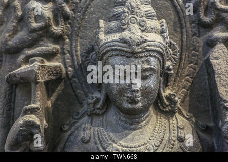 Alte Stein Skulptur des indischen Gottes 'Vagisvari' der Basalt aus dem fünften Jahrhundert unserer Zeitrechnung gemacht Stockfoto