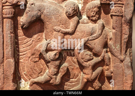 Archäologische aus rotem Sandstein Säule Schnitzereien, antiken Reiter und Krieger Stockfoto