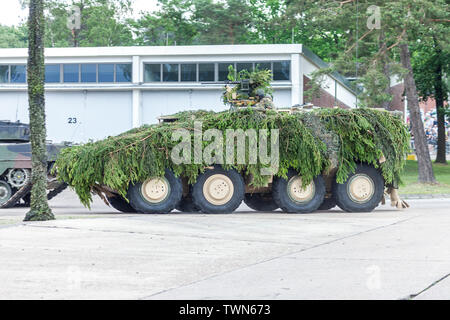 AUGUSTDORF/Deutschland - Juni 15, 2019: Deutsche gepanzerte Fahrzeug GTK Boxer Laufwerke auf eine Taktik, die Demonstration an öffentliche Veranstaltung Tag der Bundesweh Stockfoto