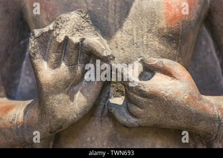 Antike Sandstein Skulptur von Gautam Buddha Sitzhaltung (Mudra) in der Meditation closeup Makro anzeigen Stockfoto