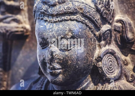 Mittelalterlichen indischen Göttin Avalokitesvara Skulptur closeup Ansicht Stirnseite aus Chlorid Stein des elften Jahrhundert unserer Zeitrechnung Stockfoto