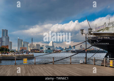 Blick auf Minato Mirai Skyline und das berühmte Hikawa Maru Schiff auf einen trüben Tag, von Yokohama City Hafen Pier Stockfoto