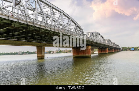 Bally Bridge, auch bekannt als die Vivekananda Setu ist ein Multispan-Stahl der Brücke am Fluss Ganges in Kolkata Dakshineshwar Stockfoto