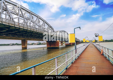 Bally Bridge ist ein multi-span Bridge mit Eisenbahn und Motor weg über den Fluss Ganges mit Blick auf den Steg Stockfoto