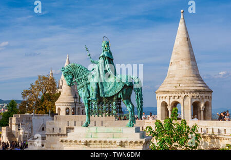 Besuch der charakteristischen Fisherman's Bastion in Budapest, eine Panoramaterrasse mit Saint Stephen Denkmal Stockfoto