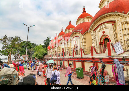 Alte hinduistische Tempel des Gottes Shiva an dakshineshwar Kolkata mit Touristen und Pilger Stockfoto