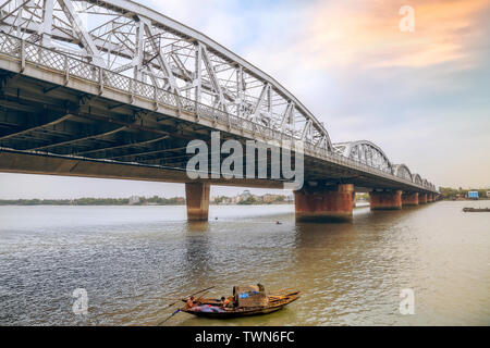 Vivekananda Brücke (setu) auch als Bally Bridge mit Blick auf die Fischerboote auf dem Fluss Ganges bei Sonnenuntergang bekannt Stockfoto