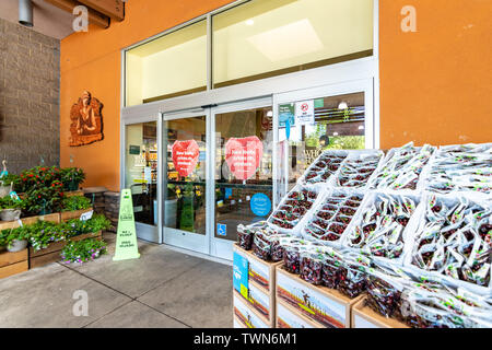 Juni 20, 2019 Cupertino/CA/USA - Frische Abschnitt produzieren am Eingang eines Whole Foods Stores in South San Francisco Bay Area. Stockfoto
