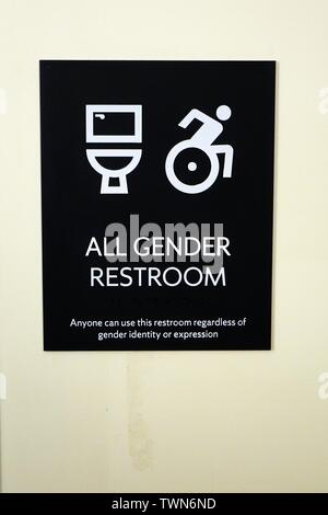 Zeichen auf ein Bad an der Syracuse University, New York. Die singen lautet "alle Geschlechter Restroom' Stockfoto