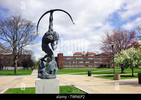 Der altine Warrior', eine Bronzeskulptur von Luise Kaish. Es liegt am Rand des Quad entfernt und ist Teil der Kunst auf dem Campus Initiative Stockfoto