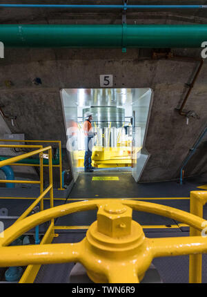 Tumut 3 Power Station. Ein Wasserkraftwerk in den Snowy Mountains, Australien. Bild zeigt die Turbinen. Stockfoto