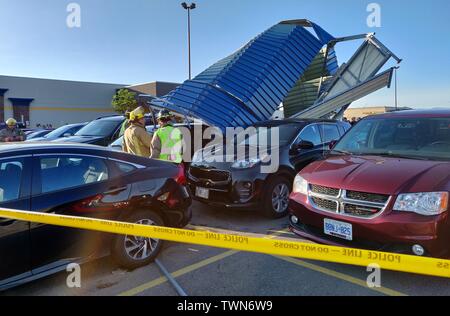 Mississauga, Kanada. Juni, 2019 21. Retter arbeiten an der Szene, nachdem ein Fahrzeug Kollision in Mississauga, Ontario, Kanada, 21. Juni 2019. Ein Fahrzeug krachte in einen Einkaufswagen in einem Supermarkt Parkplatz in Mississauga, Ontario, Kanada Halle am Freitag. Credit: Zou Zheng/Xinhua/Alamy leben Nachrichten Stockfoto