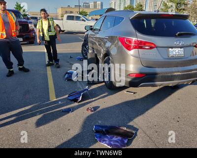 Mississauga, Kanada. Juni, 2019 21. Retter arbeiten an der Szene, nachdem ein Fahrzeug Kollision in Mississauga, Ontario, Kanada, 21. Juni 2019. Ein Fahrzeug krachte in einen Einkaufswagen in einem Supermarkt Parkplatz in Mississauga, Ontario, Kanada Halle am Freitag. Credit: Zou Zheng/Xinhua/Alamy leben Nachrichten Stockfoto