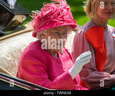 Ascot, Großbritannien. Juni, 2019 21. Die britische Königin Elizabeth II. kommt mit der Kutsche für Royal Ascot 2019 in Ascot Pferderennbahn in Ascot, Großbritannien, am 21. Juni 2019. Credit: Han Yan/Xinhua/Alamy leben Nachrichten Stockfoto
