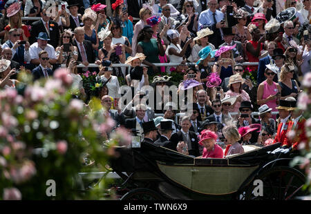 Ascot, Großbritannien. Juni, 2019 21. Die britische Königin Elizabeth II. kommt mit der Kutsche für Royal Ascot 2019 in Ascot Pferderennbahn in Ascot, Großbritannien, am 21. Juni 2019. Credit: Han Yan/Xinhua/Alamy leben Nachrichten Stockfoto