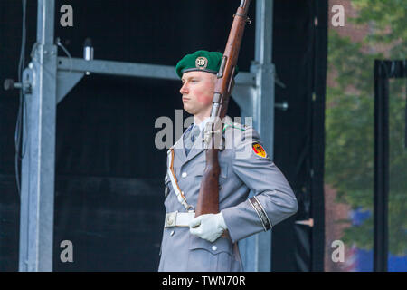 AUGUSTDORF/Deutschland - Juni 15, 2019: Deutscher Soldat aus dem wachbataillon Spaziergänge auf einer Bühne am Tag der Bundeswehr 2019. Stockfoto