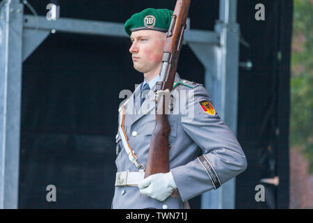 AUGUSTDORF/Deutschland - Juni 15, 2019: Deutscher Soldat aus dem wachbataillon Spaziergänge auf einer Bühne am Tag der Bundeswehr 2019. Stockfoto