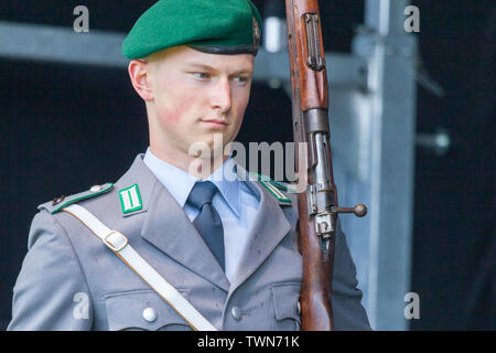 AUGUSTDORF/Deutschland - Juni 15, 2019: Deutscher Soldat aus dem wachbataillon Spaziergänge auf einer Bühne am Tag der Bundeswehr 2019. Stockfoto