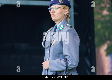 AUGUSTDORF/Deutschland - 15. JUNI 2019: Deutsche Soldaten in voller Uniform Spaziergänge auf einer Bühne am Tag der Bundeswehr 2019. Stockfoto