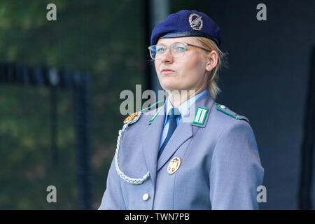 AUGUSTDORF/Deutschland - 15. JUNI 2019: Deutsche Soldaten in voller Uniform Spaziergänge auf einer Bühne am Tag der Bundeswehr 2019. Stockfoto