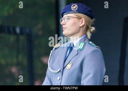 AUGUSTDORF/Deutschland - 15. JUNI 2019: Deutsche Soldaten in voller Uniform Spaziergänge auf einer Bühne am Tag der Bundeswehr 2019. Stockfoto