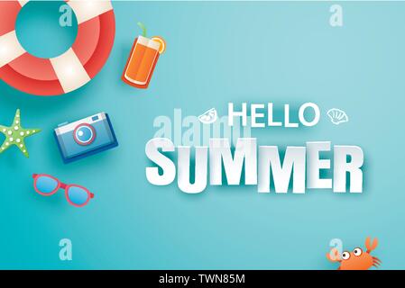 Hallo Sommer mit Dekoration origami auf blauem Hintergrund. Papier Kunst und Handwerk Stil. Vector Illustration des Lebens Ring, Kamera, Sonnenbrille. Stock Vektor