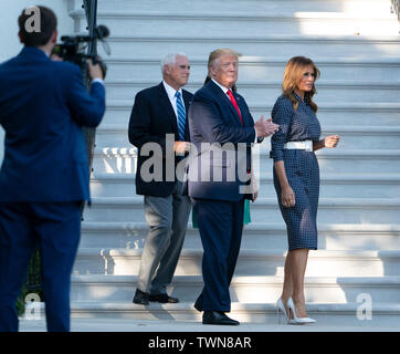 Juni 21, 2019, Washington, DC, USA: United States President Donald J. Trumpf, erste Dame Melania Trump, United States Vice President Mike Pence und zweite Frau Karen Pence (versteckt) Host a Congressional Picknick für die Mitglieder des Kongresses und ihre Familien im Weißen Haus. Quelle: Chris Kleponis/Pool über CNP | Verwendung weltweit Stockfoto