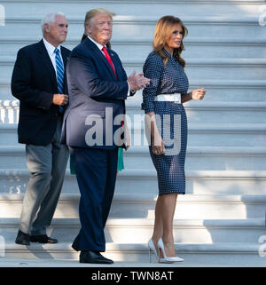 Juni 21, 2019, Washington, DC, USA: United States President Donald J. Trumpf, erste Dame Melania Trump, United States Vice President Mike Pence und zweite Frau Karen Pence (versteckt) Host a Congressional Picknick für die Mitglieder des Kongresses und ihre Familien im Weißen Haus. Quelle: Chris Kleponis/Pool über CNP | Verwendung weltweit Stockfoto