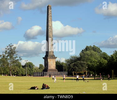 Glasgow, Schottland, Großbritannien, 21. Juni, 2019. UK Wetter: Sonnig in der Stadt am längsten Tag oder die Sonnenwende als Einheimische die Rasenflächen in Cleopatra's Needle oder die Nelson Denkmal Glasgow Green Park zu genießen. Credit: Gerard Fähre / alamy Leben Nachrichten Stockfoto