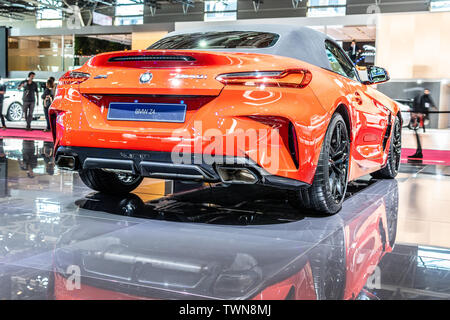 Paris, Frankreich, 06.Oktober, 2018 metallic alle Orange neue BMW Z4 M 40 i Produktion Auto Cabrio, Mondial Paris Motor Show, G29 Z4 Cabrio von BMW hergestellt Stockfoto