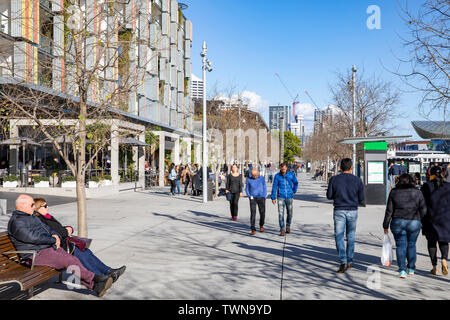 Barangaroo und Leute genießen Sie einen Spaziergang entlang der Promenade Hafen, die Innenstadt von Sydney, Australien Stockfoto