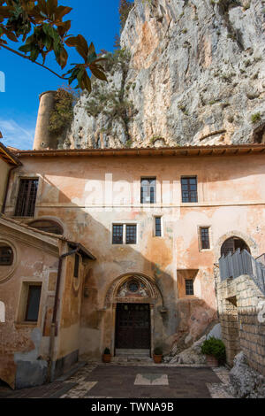 Kloster der Heiligen Höhle (Wallfahrtskirche Sacro Speco) des Heiligen Benedikt Subiaco, in der Provinz Rom in der italienischen Region Latium. Stockfoto