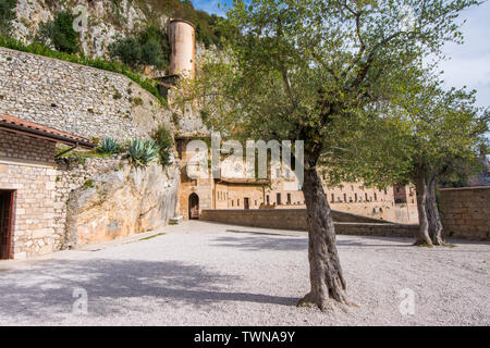 Kloster der Heiligen Höhle (Wallfahrtskirche Sacro Speco) des Heiligen Benedikt Subiaco, in der Provinz Rom in der italienischen Region Latium. Stockfoto