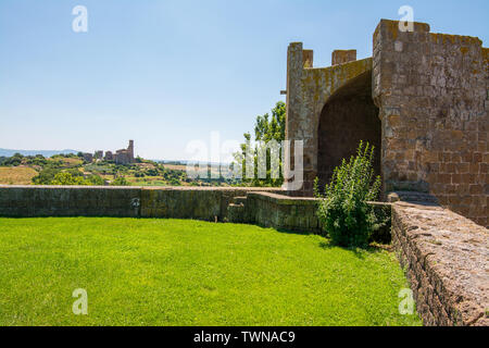 Tuscania, Viterbo, Italien: Der Torre di Lavello Park und Wand Stockfoto