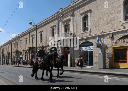 Israelische Polizisten von der Kavallerie Einheit auf Pferden patrouillieren entlang der Jaffa Straße die längste und älteste große Straße in der Innenstadt von West Jerusalem Israel montiert Stockfoto
